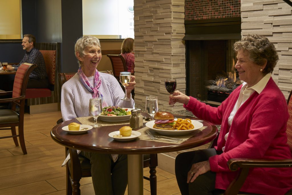 Carolina Meadow residents conversing over dinner at Carolina Meadows